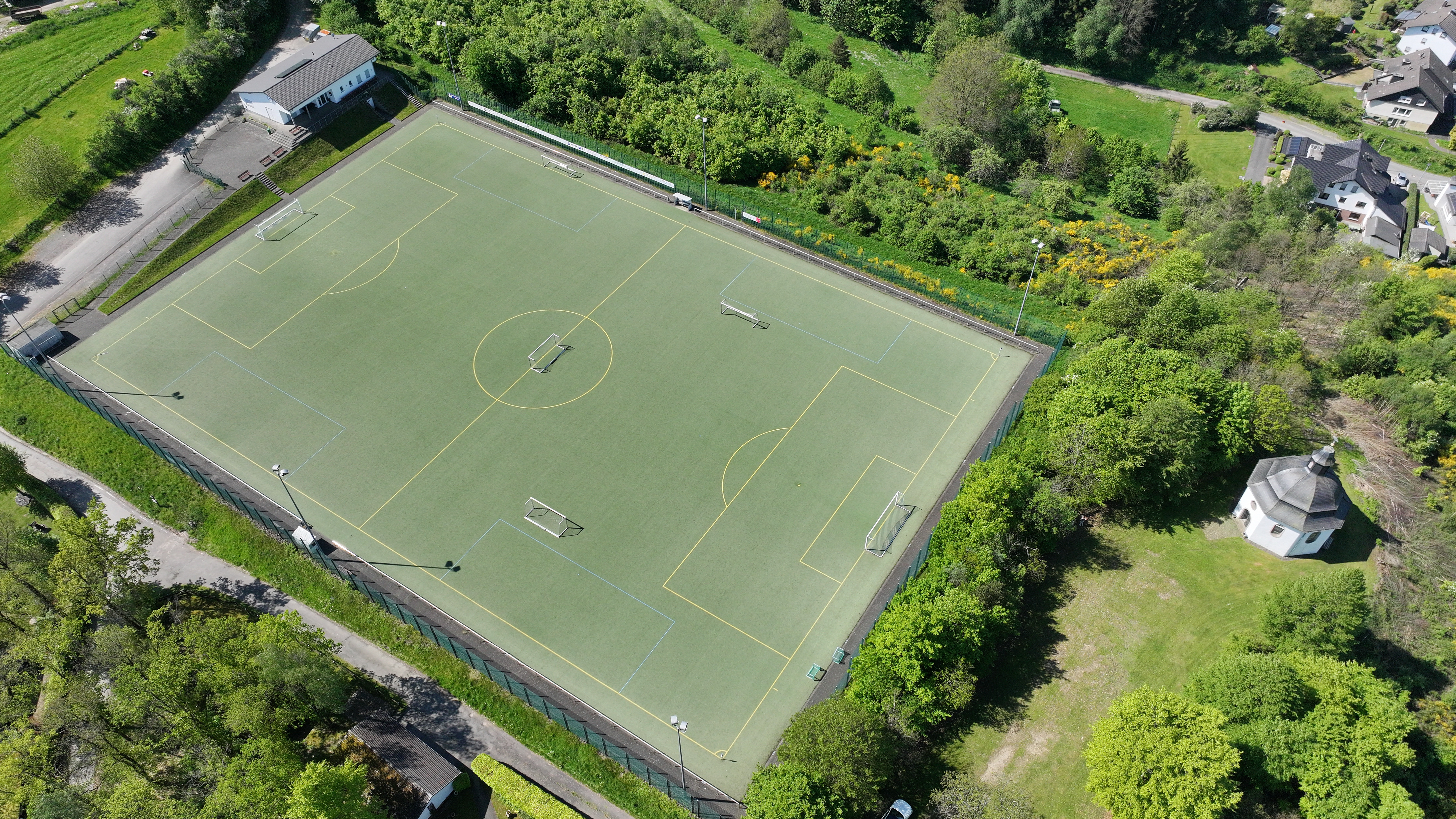 Aus der Luft gesehen: Marienkapelle und Sportplatz der SPVG 