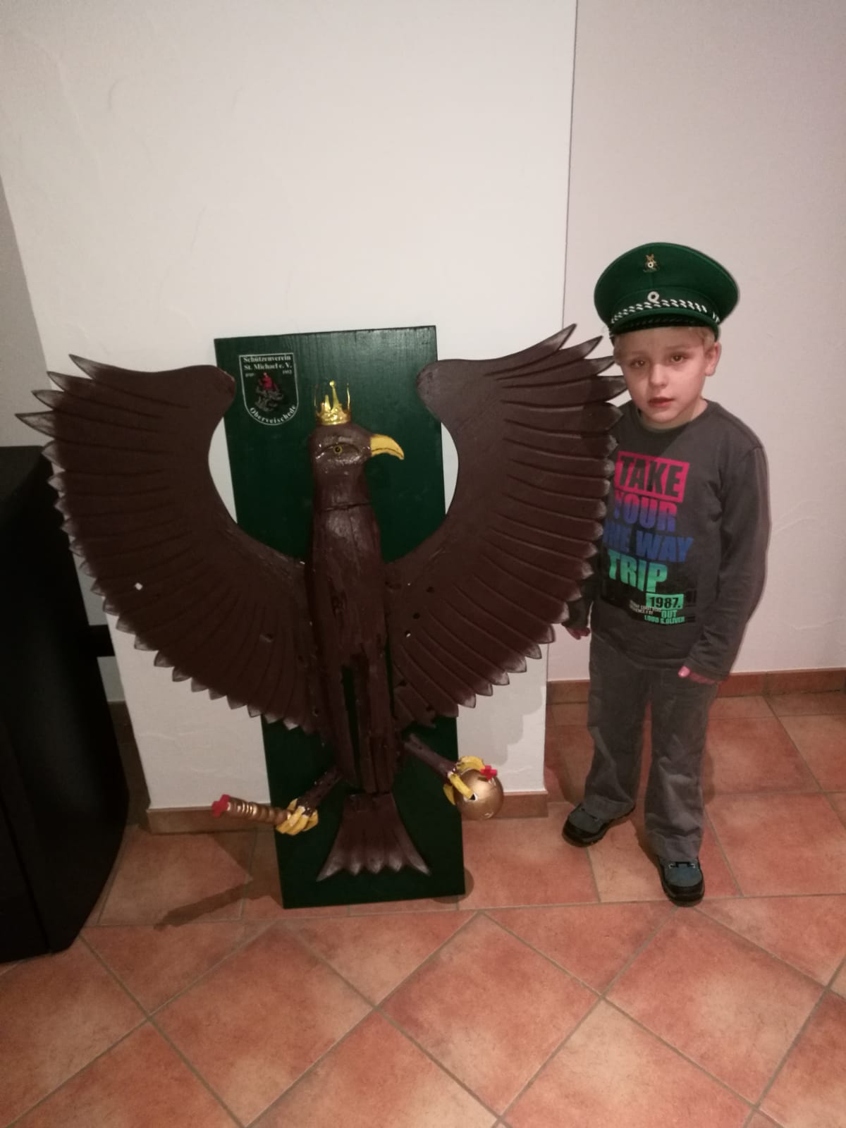 Vogel mit Künstler Linus Wigger