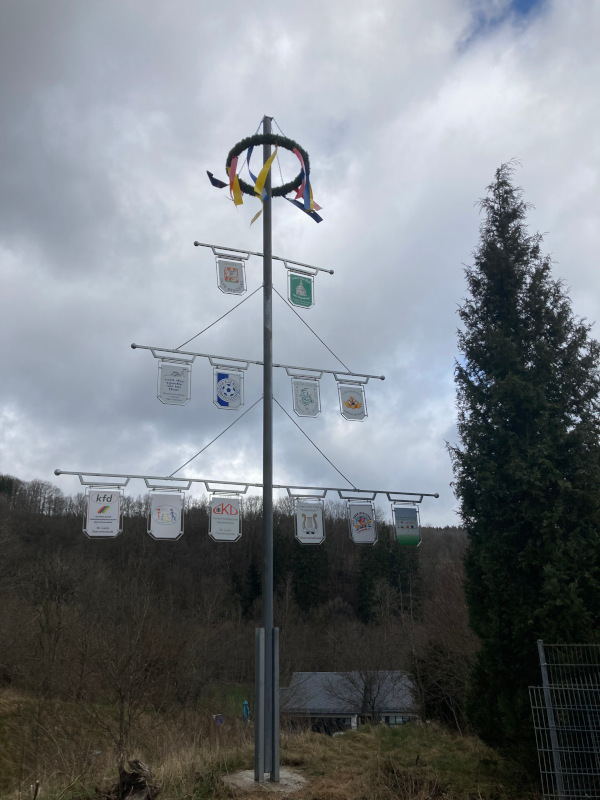 Maibaum fertiggestellt 09.04.2022
